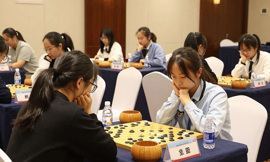 27 मिनिएचर और एक डाउनलोड की: ChessBase Magazine #225 असल में क्या बेच रहा है